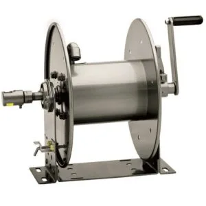 Imagem de enroladores industriais Hannay Reels utilizados em diversos sectores como indústria química, soldadura, agricultura e lavagens.